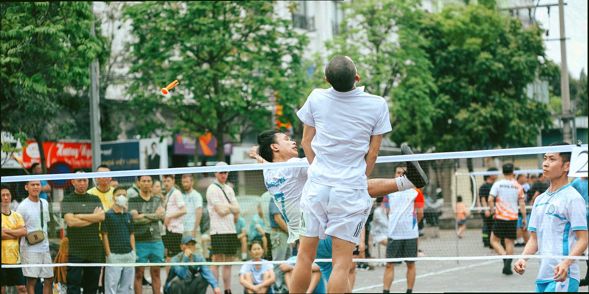 墙面标签网格特写，直角标签按一级与二级两层排列，颜色以银灰、青绿与活力橙为主
